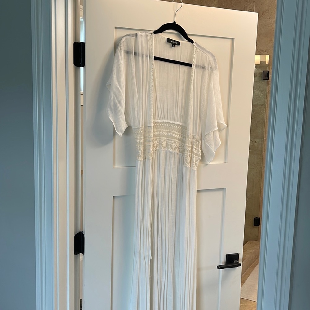 White shawl, with embroidery detail. Size m. Used, great condition.